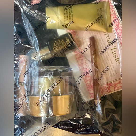 Estee Lauder Limited Edition Re-Nutriv 6 Pc Gift set - Picture 4 of 6